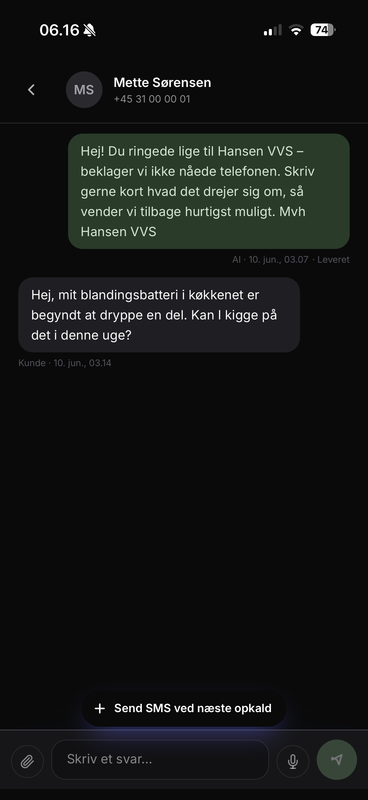 Skærmbillede: automatisk SMS sendt til kunden og kundens svar i appen